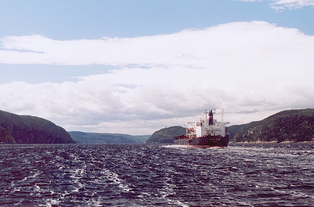Cargo s'engageant dans la rivière du Saguenay, en provenance du fleuve Saint-Laurent, entre Tadoussac et Baie-Sainte-Catherine, Province de Québec, Canada