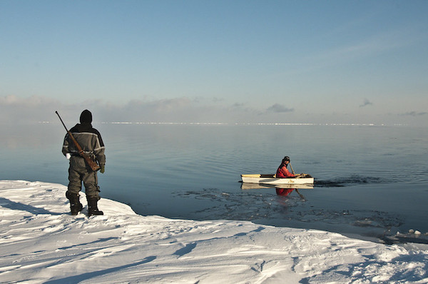 Groenland, cote est, communauté Inuit d'Ittoqqortoormiit, chasseurs Inuits sur banquise