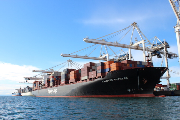 Navire porte-container dans le port de Vancouver