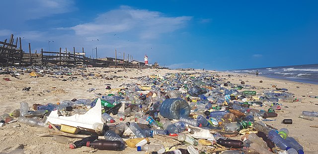Pollution plastique recouvrant la plage d'Accra, Ghana