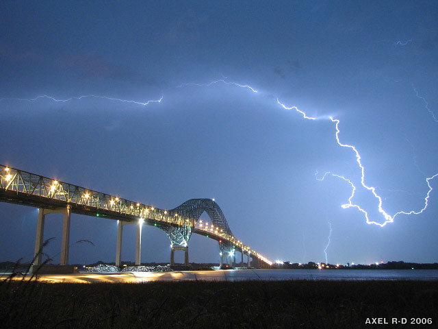 Le pont Laviolette à Trois-Rivières, lors d'un orage