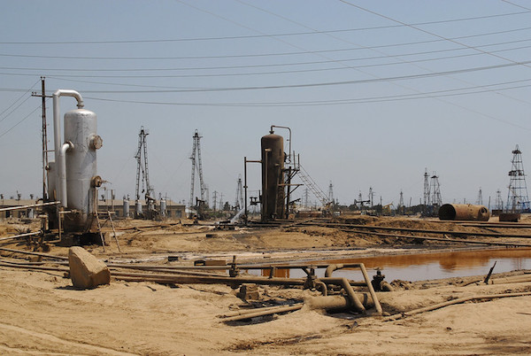 Puits de pétrole dans la banlieue de la capitale azerbaïdjanaise