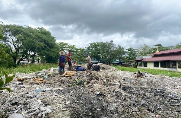 Les collecteurs de déchets tamisent les déchets en Birmanie