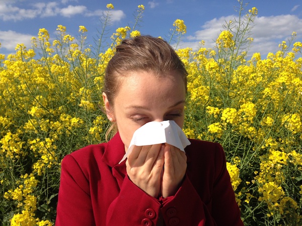 Jeune femme allergique au pollen.