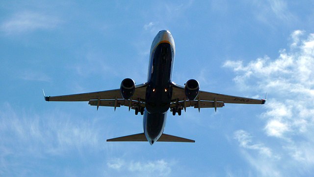 Un avion arrive à basse altitude pour atterrir à l'aéroport de Murcia San Javier en Espagne