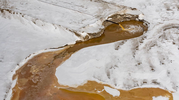 Fuites d’eaux contaminées par l’exploitation du gisement de sables bitumineux Kearl, Alberta