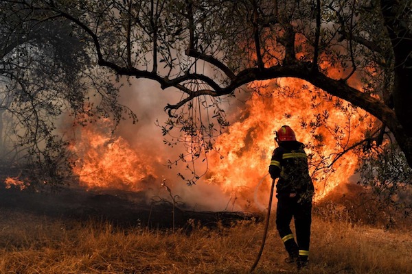 Sapeur-pompier grec luttant contre les feux de forêt