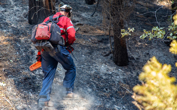 Pompier au combat des feux de forêt, Québec, juin 2023