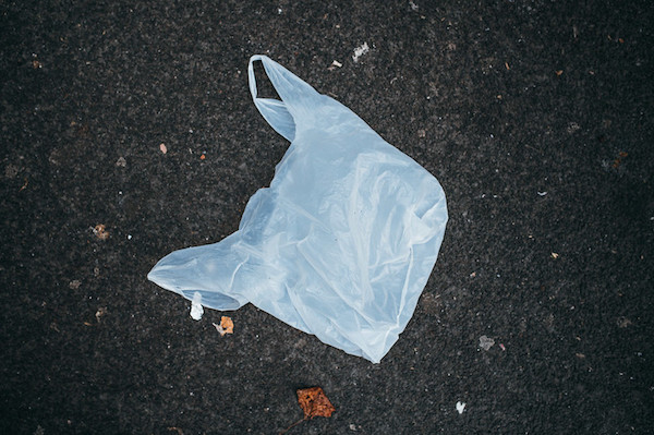 Sac de plastique abandonné dans l’environnement