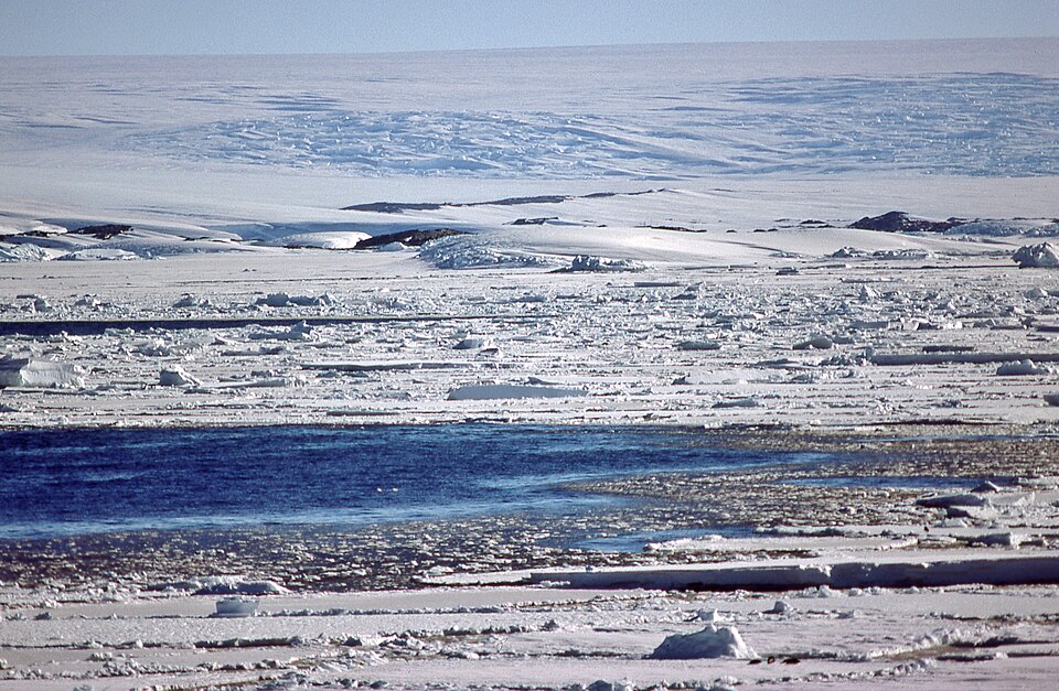 La côte antarctique au voisinage de Port-Martin, en terre Adélie