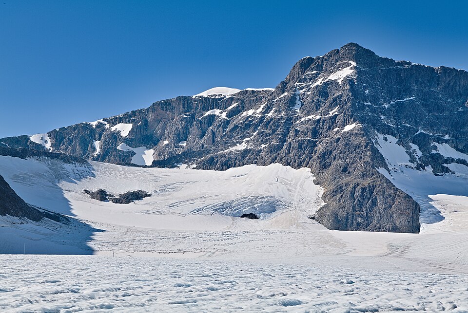 Vue depuis le Storglaciären sur le glacier avec les deux sommets du Kebnekaise derrière.