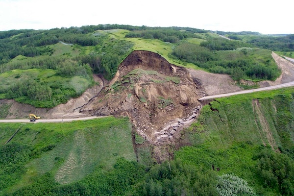 Glissement de terrain sur la route du lac Cecil, Peace River.