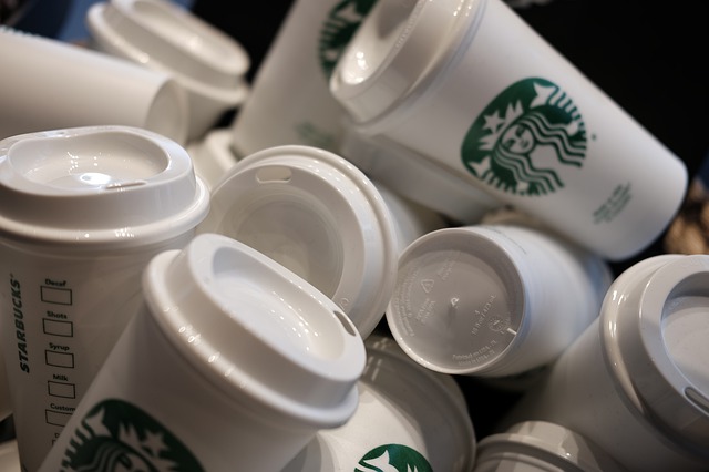Réduction des déchets, Starbucks éliminera les gobelets jetables… mais pas  au Canada